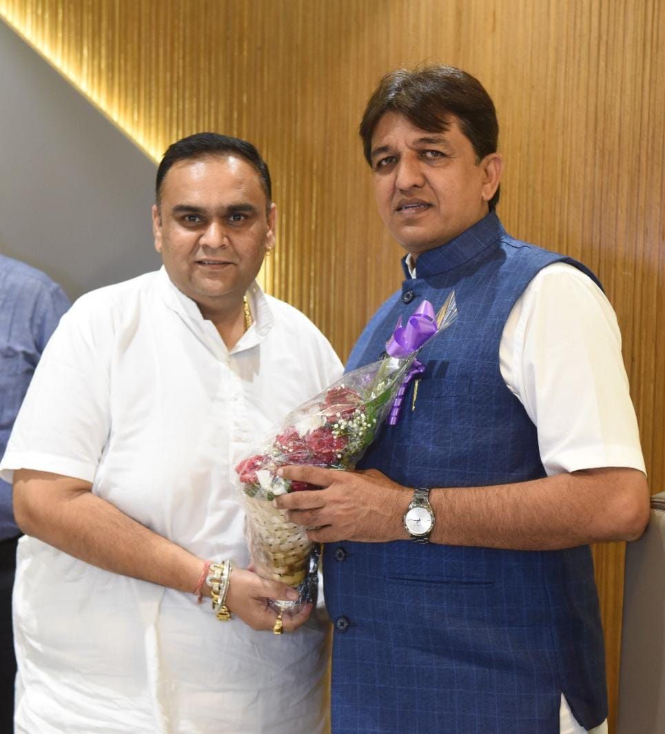 તા.૨૧-૦૪-૨૦૨૫ ના રોજ સુરત APMC ના ચેરમેન શ્રી સંદીપભાઇ દેસાઇએ ભારતીય જનતા પાર્ટી સુરત જિલ્લાના મહામંત્રી શ્રી જીગરભાઈ ડી નાયકને જન્મદિવસની શુભકામનાઓ પાઠવી.